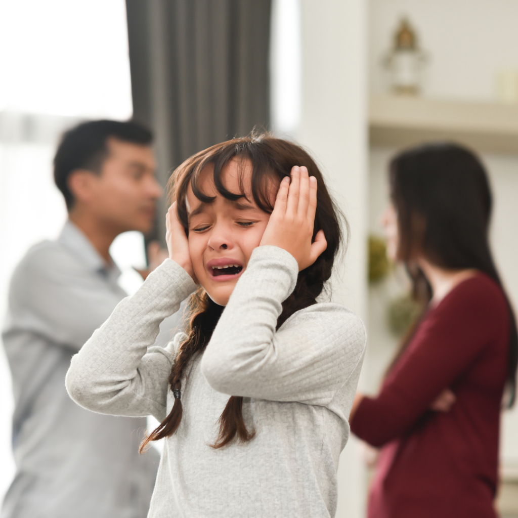 psicologa cagliari - MEDIAZIONE FAMILIARE CAGLIARI - genitori che discutono e bambina che piange