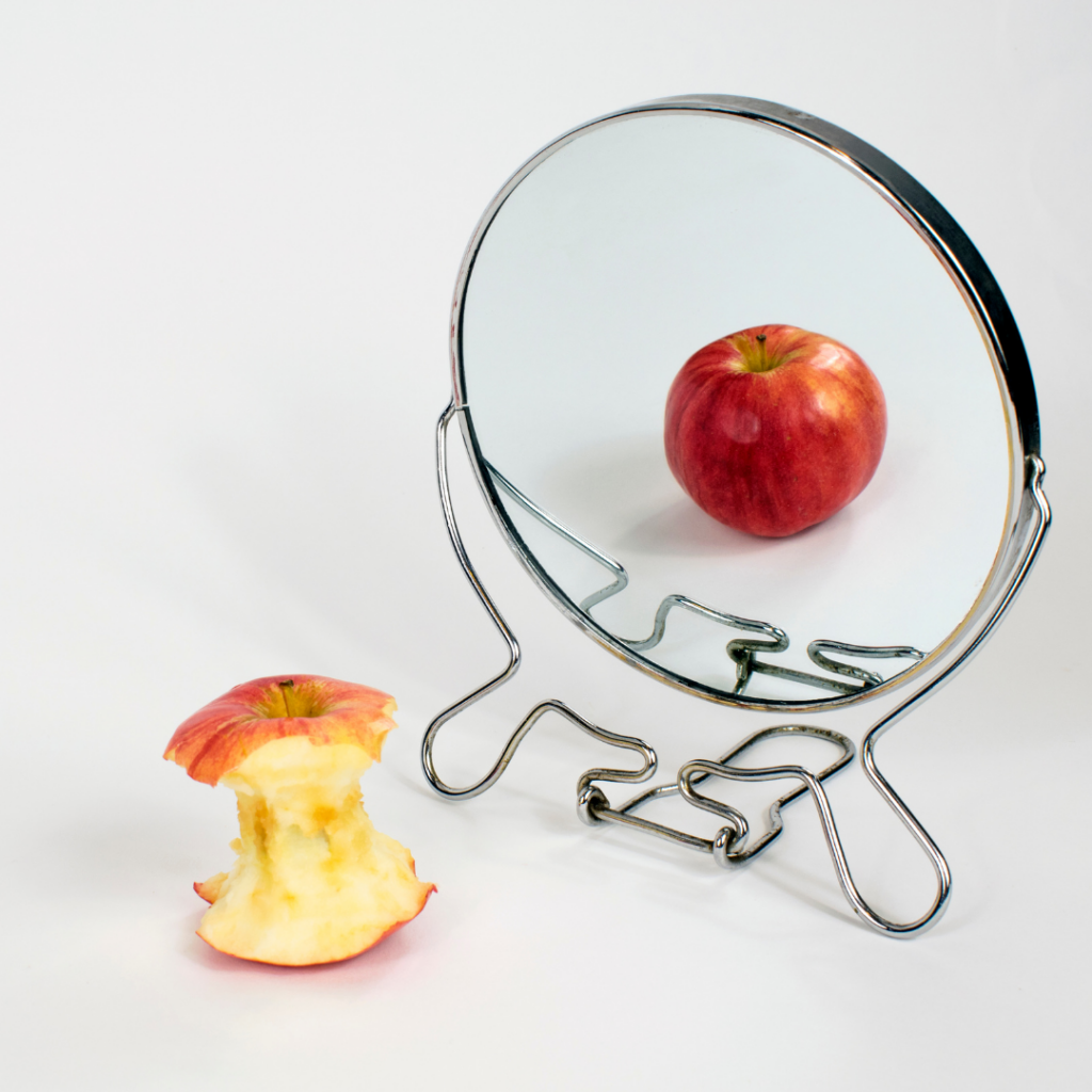 psicologa cagliari - aree d'intervento psicologico disturbi alimentari-specchio con mela