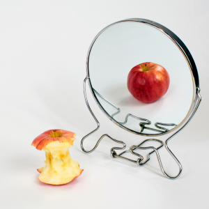 psicologa cagliari - aree d'intervento psicologico disturbi alimentari-specchio con mela