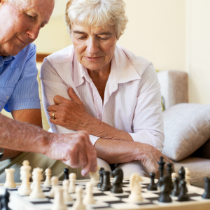 psicologa cagliari- aree d'intervento psicologico stimolazione cognitiva- anziana che gioca a scacchi